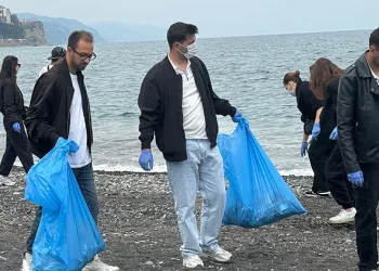 Öğrenciler sahilden poşet poşet çöp topladı
