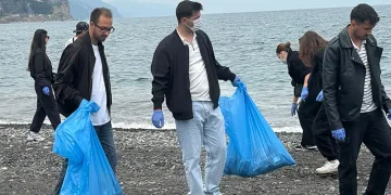 Öğrenciler sahilden poşet poşet çöp topladı