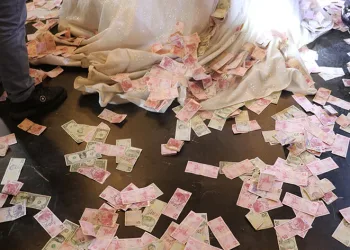 Aşiret düğününde takılar valizlerle taşındı