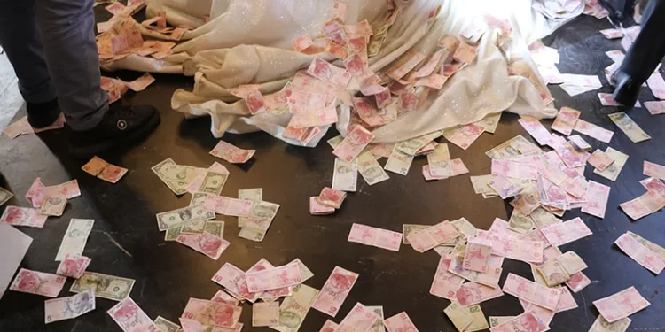 Aşiret düğününde takılar valizlerle taşındı