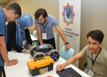 Gençler, bayramlarını robotlarını yarıştırarak kutladı