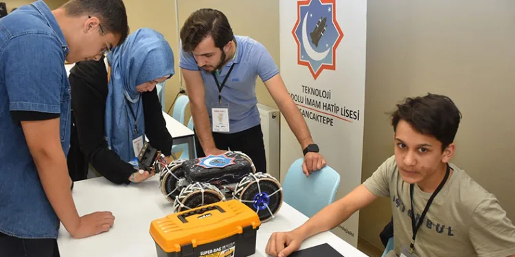 Gençler, bayramlarını robotlarını yarıştırarak kutladı