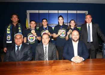 Fenerbahçe Başkanı Ali Koç, şampiyon boksörlerle bir araya geldi