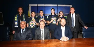Fenerbahçe Başkanı Ali Koç, şampiyon boksörlerle bir araya geldi