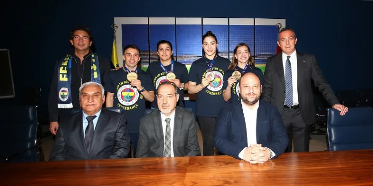 Fenerbahçe Başkanı Ali Koç, şampiyon boksörlerle bir araya geldi