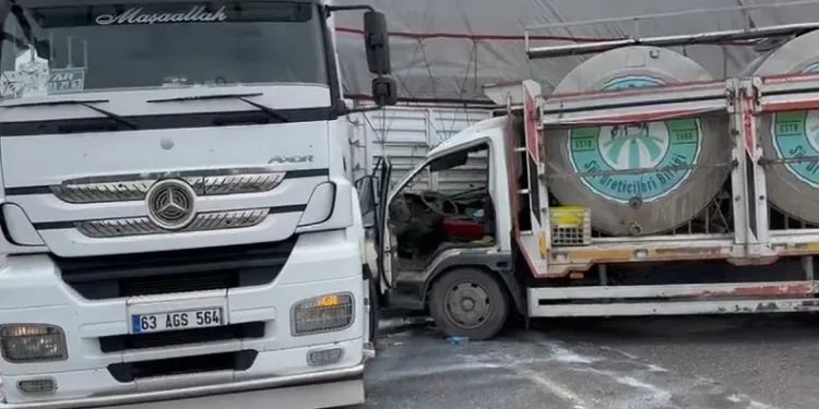 Konya'da çekici ile süt tankeri çarpıştı