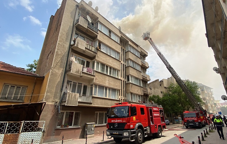 Konya’da apartmanın çatısında yangın paniği