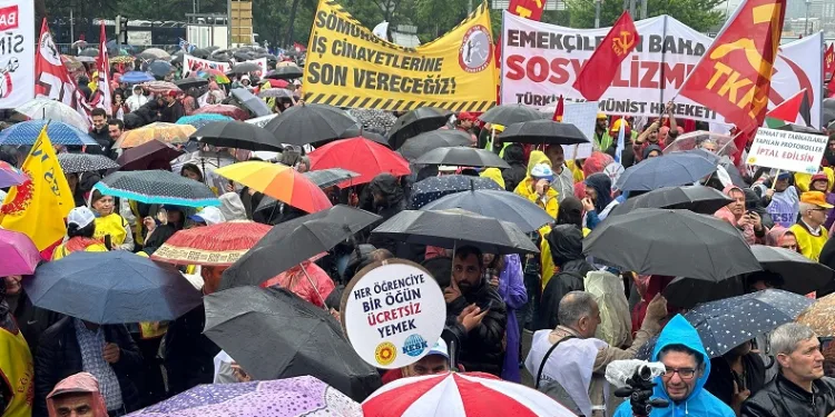 Ankara’da 1 Mayıs sağanak yağmur altında kutlandı