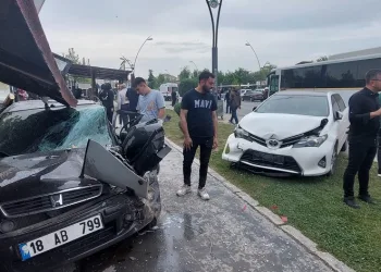 Kontrolden çıkan kamyon ortalığı savaş alanına çevirdi