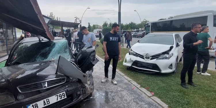 Kontrolden çıkan kamyon ortalığı savaş alanına çevirdi