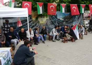 İsrail’in Gazze’ye saldırılarını oturma eylemiyle protesto ettiler