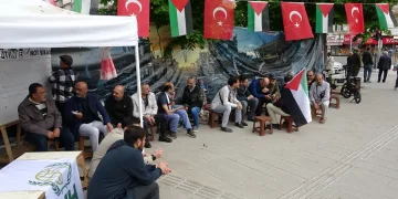 İsrail’in Gazze’ye saldırılarını oturma eylemiyle protesto ettiler
