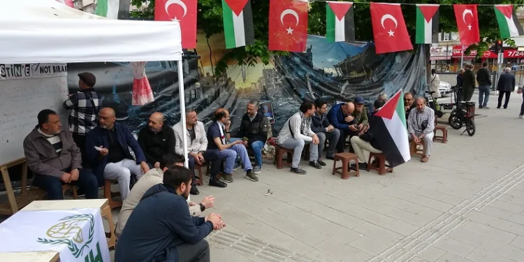 İsrail’in Gazze’ye saldırılarını oturma eylemiyle protesto ettiler