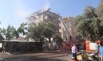 5 katlı binanın çatı katında yangın çıktı