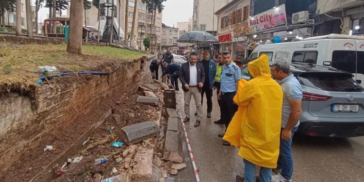 Sağanak yağış parkın istinat duvarının çökmesine neden oldu