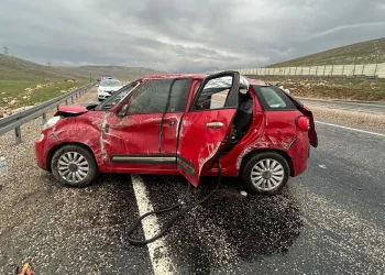 Kayganlaşan yolda karşı şeride geçip takla attı