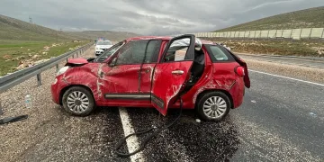 Kayganlaşan yolda karşı şeride geçip takla attı