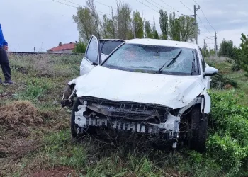 Otomobil şarampole uçtu