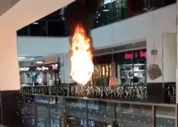 Yalova’da AVM’deki avize alev alev yanarak düştü