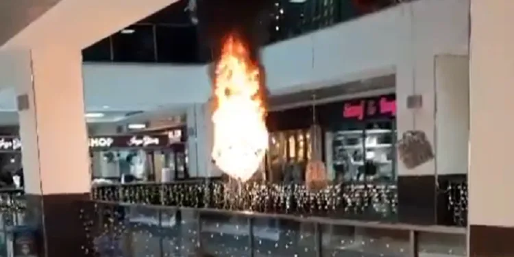 Yalova’da AVM’deki avize alev alev yanarak düştü