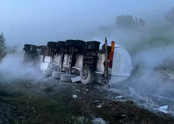 Devrilen LNG yüklü çekicideki gaz, 13 saatlik çalışmayla tahliye edilebildi