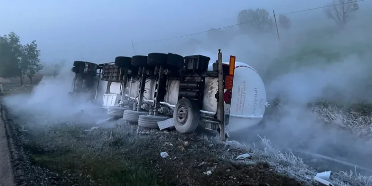 Devrilen LNG yüklü çekicideki gaz, 13 saatlik çalışmayla tahliye edilebildi