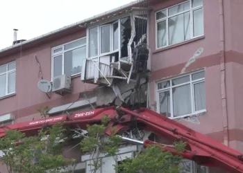 Üsküdar’da beton pompası apartmanın üzerine devrildi