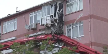 Üsküdar’da beton pompası apartmanın üzerine devrildi