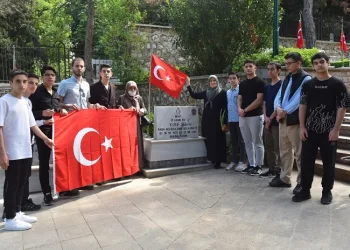 Bursa'da gençlerden şehitlere vefa