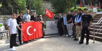 Bursa'da gençlerden şehitlere vefa