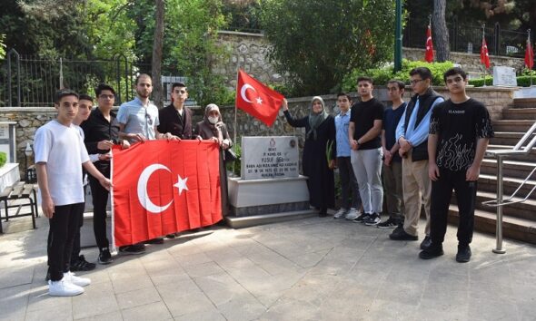 Bursa'da gençlerden şehitlere vefa