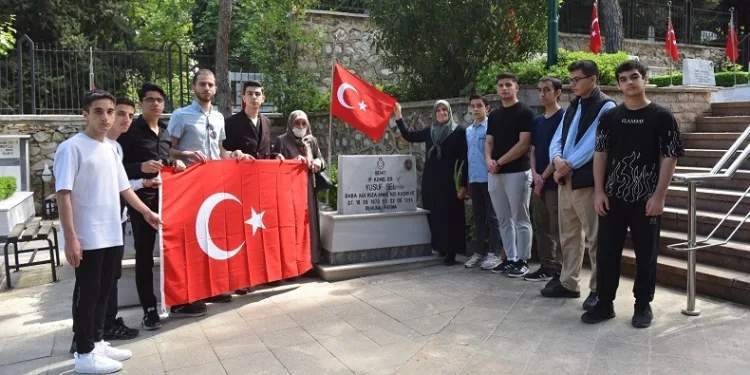 Bursa'da gençlerden şehitlere vefa