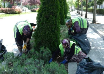 Park ve bahçelere kadın eli değdi