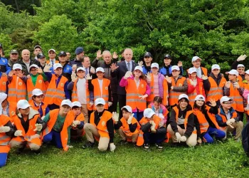 İstanbul Valisi Davut Gül ormanda çocuklarla birlikte çöp topladı