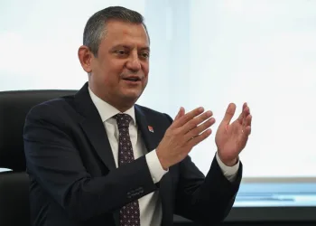 CHP lideri Özel: “Siyasetçilerin el sıkışmadığı dönemlerin sonu demokrasi için felaket olmuştur”