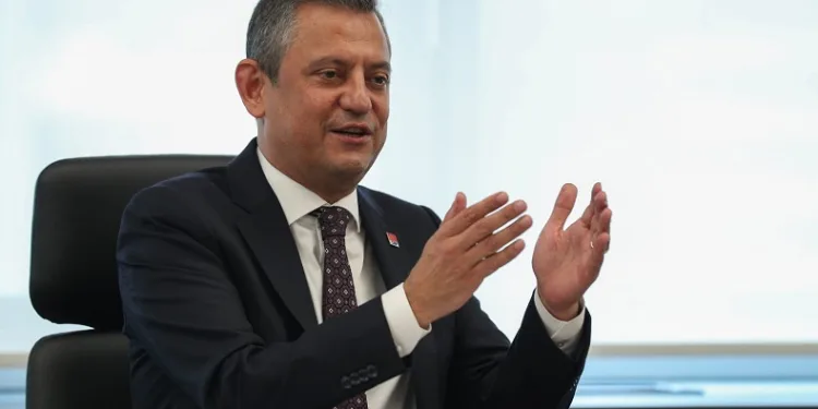 CHP lideri Özel: “Siyasetçilerin el sıkışmadığı dönemlerin sonu demokrasi için felaket olmuştur”
