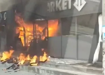 Market alevlere teslim oldu