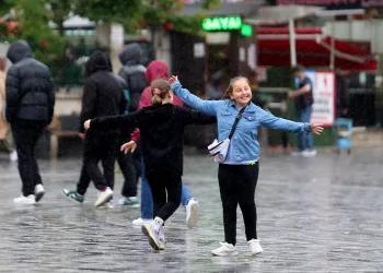 Bursa'da kimisi yağmurdan kaçtı, kimisi de tadını çıkardı