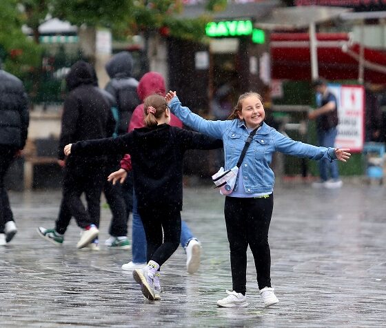 Bursa'da kimisi yağmurdan kaçtı, kimisi de tadını çıkardı