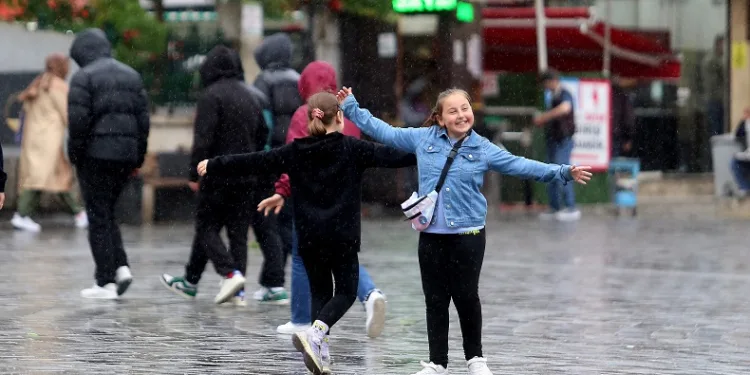 Bursa'da kimisi yağmurdan kaçtı, kimisi de tadını çıkardı