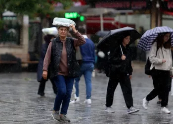 Bursa’da kimisi yağmurdan kaçtı, kimisi de tadını çıkardı