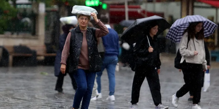 Bursa’da kimisi yağmurdan kaçtı, kimisi de tadını çıkardı