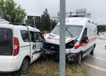 Ambulans ile panelvan araç çarpıştı
