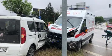 Ambulans ile panelvan araç çarpıştı