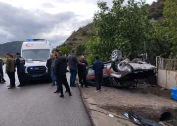 Kontrolden çıkan pikap devrildi