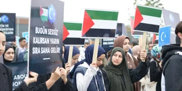 Üniversite öğrencilerinden Filistin ve Doğu Türkistan’a sessiz destek