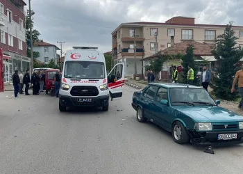 Otomobil ile elektrikli bisiklet çarpıştı