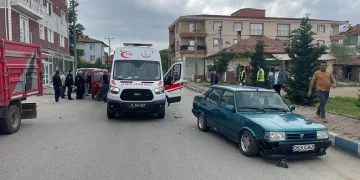 Otomobil ile elektrikli bisiklet çarpıştı