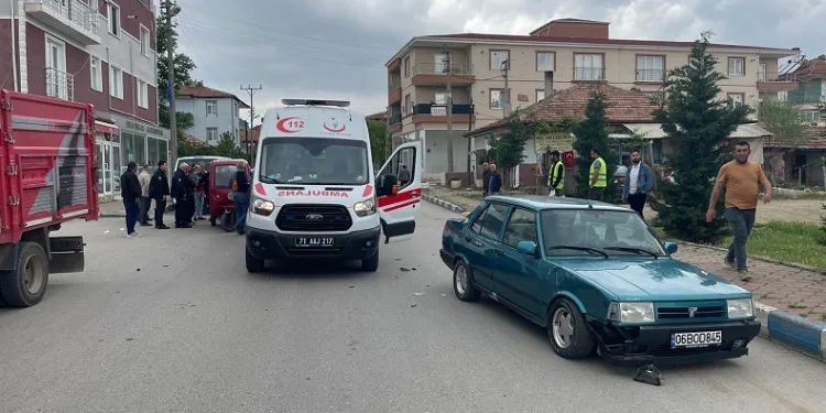 Otomobil ile elektrikli bisiklet çarpıştı