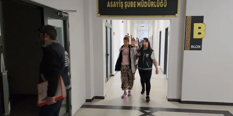 Kocaeli’de 5 evi soyan 2 kadın yakalandı